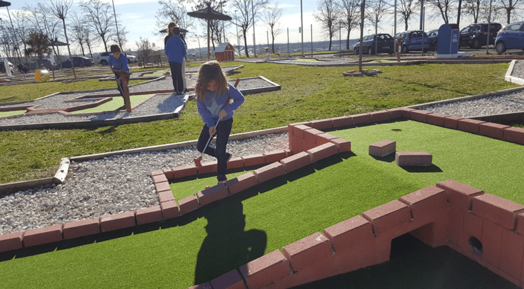 minigolf con niños