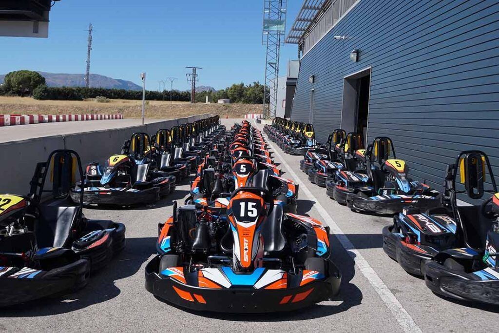 niños en karting
