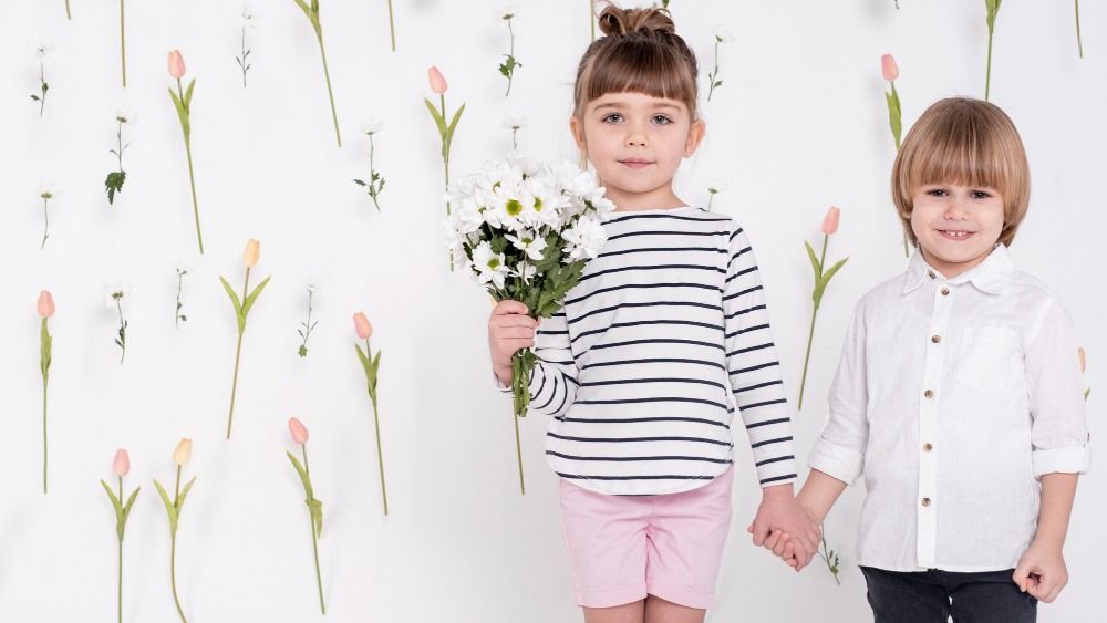Familia comprando ropa en tiendas de ropa infantil en Madrid