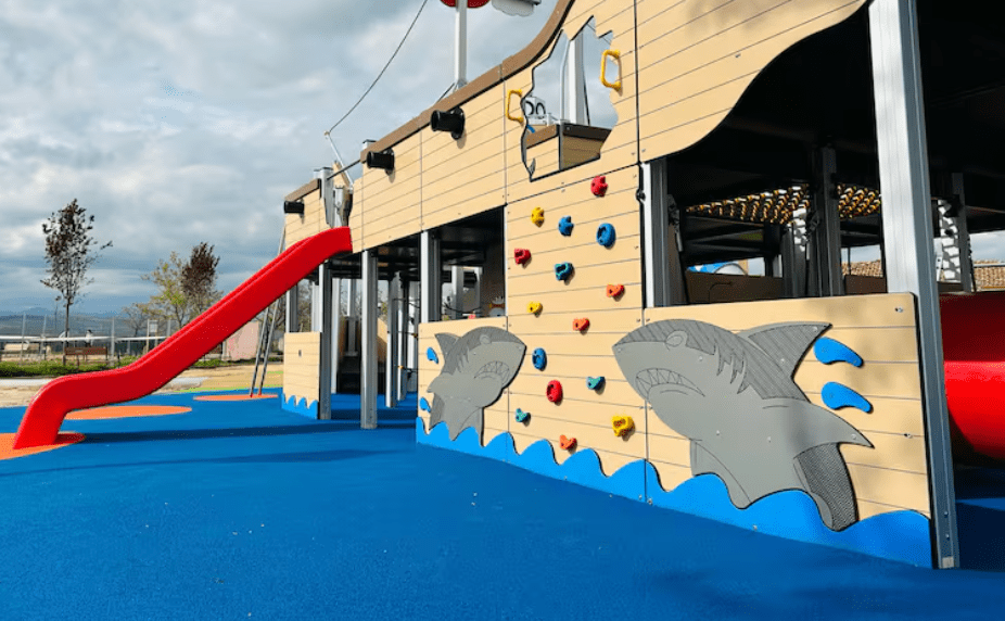 Parque infantil en Valdetorres de Jarama