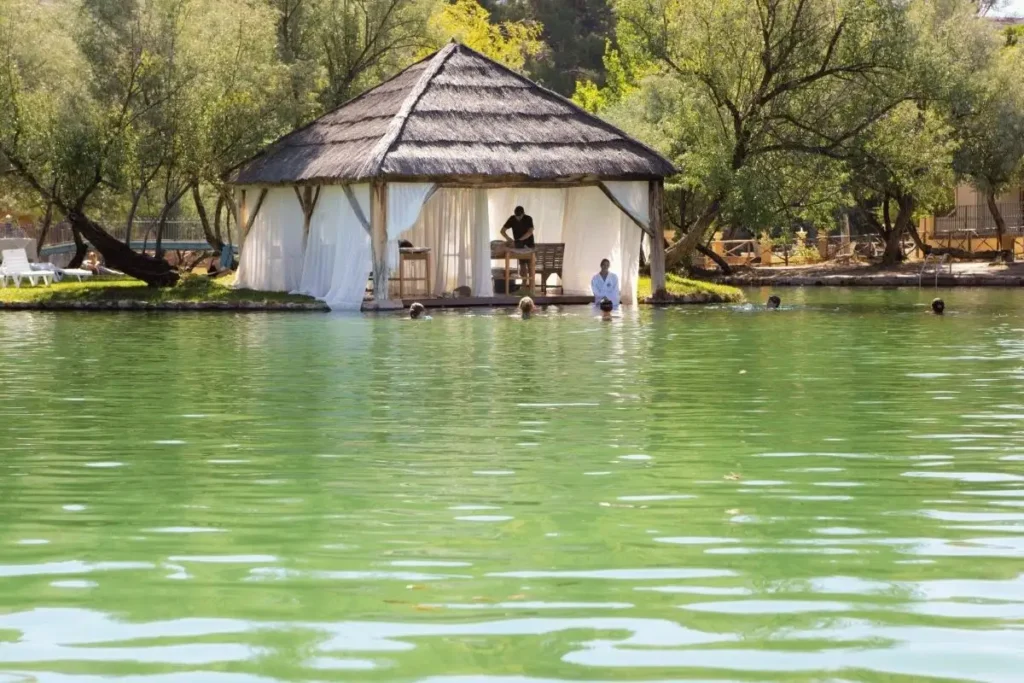 lago termal de Termas Pallarés/mejores termas naturales de España