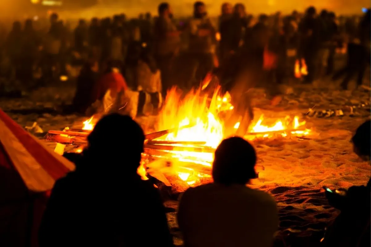 Fuego, agua y deseos: así se vivirá la Noche de San Juan 2025 en España ...
