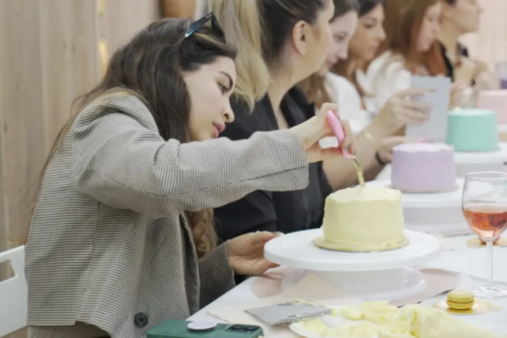 Chica decorando un mini cake en Pretty Cake Madrid