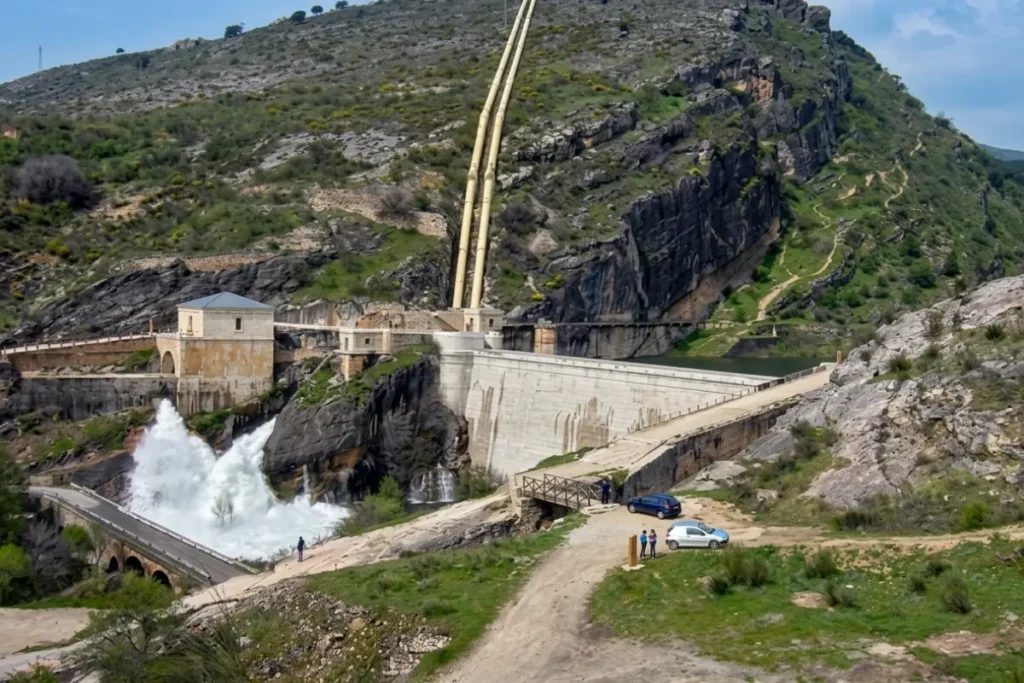 Pontón de la Oliva: la ruta con río, cárcavas y una presa histórica a ...